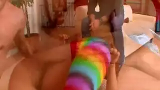 أفلام إباحية أمريكية: خادمات وممرضات وقحة في جنس جماعي