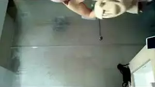 شاب وسيم يضرب دمية قرد في فيديو عنيف