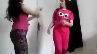 فتيات مصرية تخلع ملابسها وتمارس الجنس أمام الكاميرا