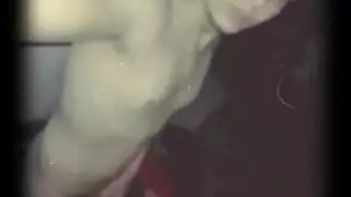 فتاة صغيرة تتعرض للضرب بقضيب جارها السميك