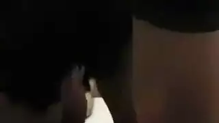هاوية يابانية تمص قضيبًا وتتعرض لنيك مهبلي مبلل في مشهد صريح
