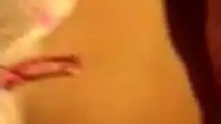 قنبلة شقراء تركب انتصابًا ضخمًا حتى الذروة