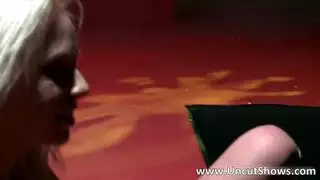 شقراء مغرية تفتح ساقيها للطبيب لفحص السائل المنوي