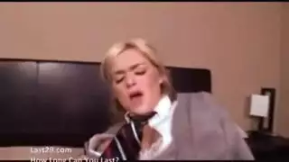 ميل مور تمص القضيب بعمق في فيلم إباحي