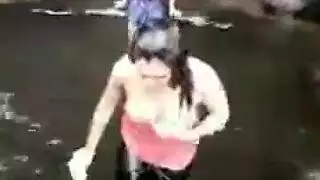 إثبة الفستان الضيق تتحول إلى جنس تقييد قاسي مع كارمن كارما