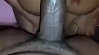 نجمت بورنو مفلسة: مص قضيب وعمل أصابع في المهبل في الحمام