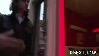 فالنتينا تُقنع بتلقي جنس فموي عميق وتدليك