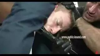 رجل وسيم موشوم يمارس إيلاج مزدوج مع فتيات التدليك في مشهد إباحي