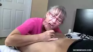 سيدة كبيرة تشتري فم المراهق وقضيبه الصلب لجنس صريح