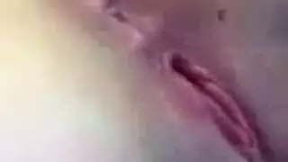 طالب يسجل شريط جنس صريح لصديقته لعرضه على مجموعة خاصة