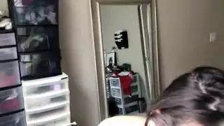 زوج يوسع فرج زوجته بأصابعه ثم يملأه بقضيبه