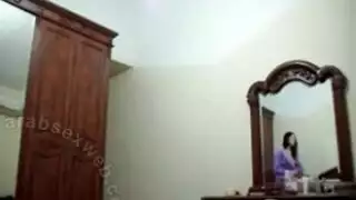 جلسة غرفة نوم: مراهقة مصرية تمص ثم تمتلئ بقوة