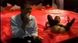 حفلة عشاء تتحول إلى علاقة جنسية جماعية صريحة