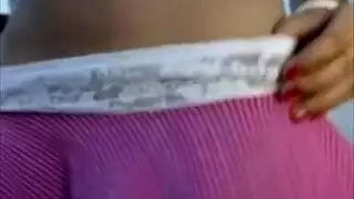 كس يرتدي الوردي يحصل على لعب قوي وتحفيز شرجي