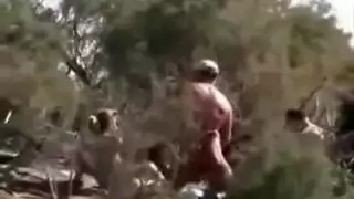 هي عارية تمامًا، تتحمس وهي تشاهدونه يداعب قضيبه