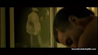 تدهن زبه بيدها أمام المسبح