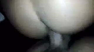 جنس شرجيّ قاسي: تغطية مؤخرتها بالسائل المنوي الحار