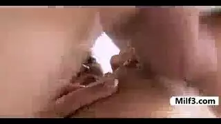 أم ناضجة شقراء تركب قضيب صديق ابنها في جنس قاسٍ
