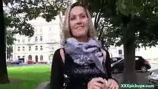 بورن هاوي: فتاة جميلة تُدفع لها لممارسة الجنس في العلن