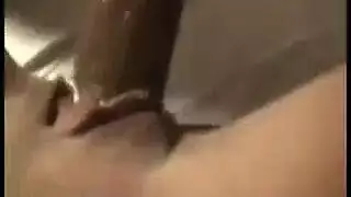 يدس زبه المنتصب في كسها المنتوف طويل البظر بكل قوة و حرفية