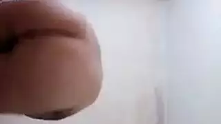 أفلام إباحية: سيدة ناضجة ترتدي نقاب تكشف أثداءها الطبيعية الكبيرة وأثداءها الحليبية