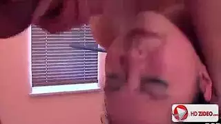 البروفيسور الجنسي ينك طالبته المساعدة في مكتبه بحرارة
