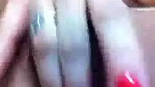 فيديو منزلي صريح: سمراء جميلة تفتح ساقيها وتجعل نفسها تبلغ الذروة