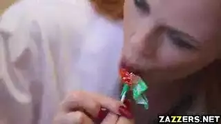 طبيب أسنان أجنبي يفحص مريضته بطريقة إباحية