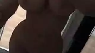 أم مثير من بريطانيا تثير كسيها في مقطع بورن صريح بالحمام