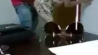 نيك على مكتب العمل: يملأ كسها المبلول بالسائل المنوي