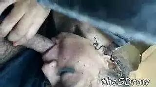 حركة مثيرة في السيارة: عاهرة صغيرة تبتلع قضيبه بعمق وتركبه
