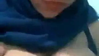 فاتنة بورنو محجبة تكشف عن ثدييها المستديرين في لقاء ساخن بالشقة