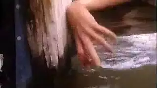 تتعرى في المياه لكي يرسمها وينزل معها لممارسة الجنس الساخن في مشهد إباحي رهيب