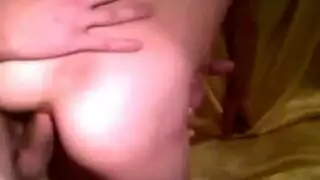 فتاة مثيرة تتعرض لضرب شرجي قوي مع دفعات عميقة