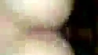 صديقة بمؤخرة ممتلئة تحصل على نظرة ساخنة لفرجها الأنيق