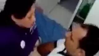 منحنية فوق المكتب: عمل الأصابع وجماع الديلدو الصعب