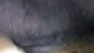 عاهرة شقراء شابة تأخذ قضيبًا كبيرًا خلف ظهر صديقها