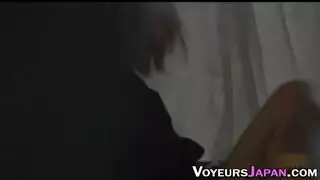 استمناء في كابينة الصالة بلعبة فراولة يتحول إلى نيك جماعي