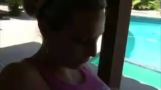 تعري بطيء مثير: الجمال العاري يكشف كل شيء