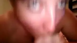 حلق ومؤخرة الفتاة اليابانية تُملآن في فيلم إباحي صعب