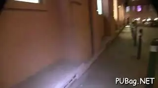 شقراء عاهرة تعرض كسها المبلل على الكاميرا