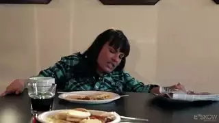 مشهد هواية الفرشاة: سحاق مع ميلف خبيرة ينتهي بالقذف