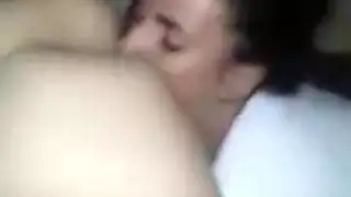 فم يقبل القبلات مفتوح للسائل المنوي والحشوة الكريمية