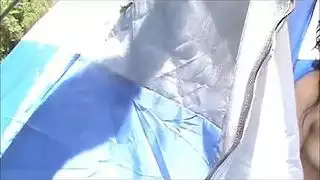 ساتيفا فيرتي هي رجم طويل ومثير يحب النزول والقذارة في الهواء الطلق مع شريكتها ساندرا كامبينج