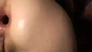 جنس شرجي صارم: قضيب ضخم يملأ مؤخرة ضيقة