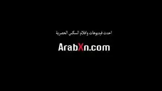 مضيفات طيران مثيرات تجبر راكبًا على ممارسة الجنس معهن بجنون في قمرة القيادة