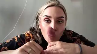 شاب مثير يُضاجع بقوة على ظهره، كسها المبلول يتوق إليه