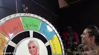 طابور الجنس الجماعي لفاجر ناضج مبلل