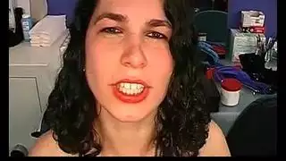 الشقراء القذرة تحب الاستحمام الذهبي، وتتبلل دائمًا