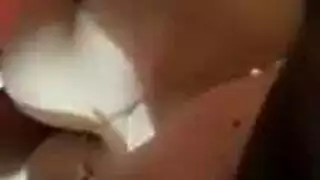قحبة عراقية تعرض طيزها الكبيره المربربة وخرمها الواسع